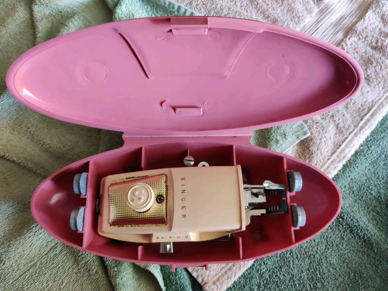 Vintage SINGER Sewing Machine Buttonholer Attachment With PINK CASE 