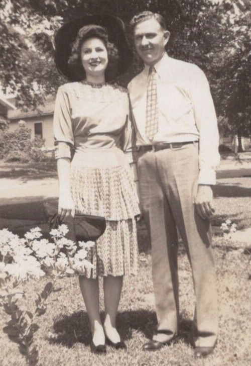 4W Photograph 1940 Pretty Woman Handsome Man Cute Couple 