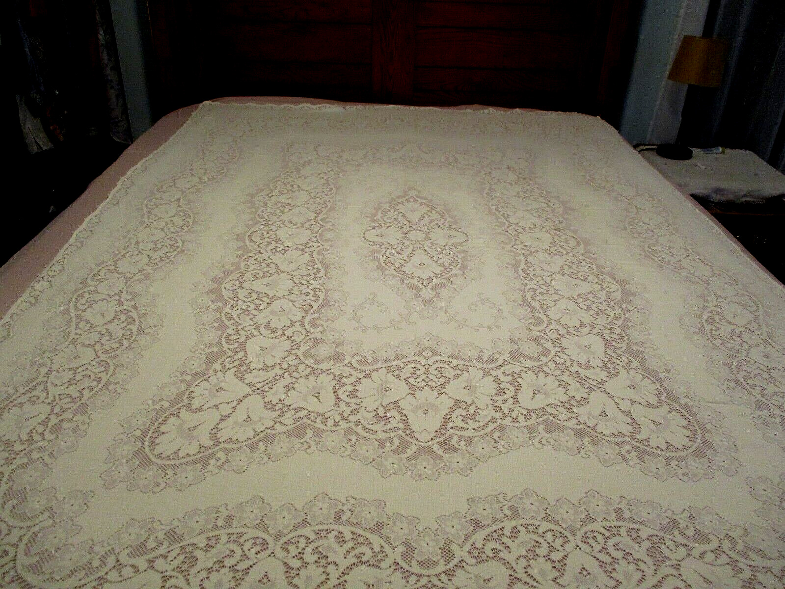 Vintage Quaker100% COTTON Lace tablecloth  WHITE  floral theme 79 x 53 VGC