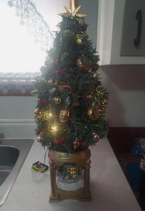 The Thomas Kinkade Snow Globe Tabletop Tree Christmas Decoration Handpainted