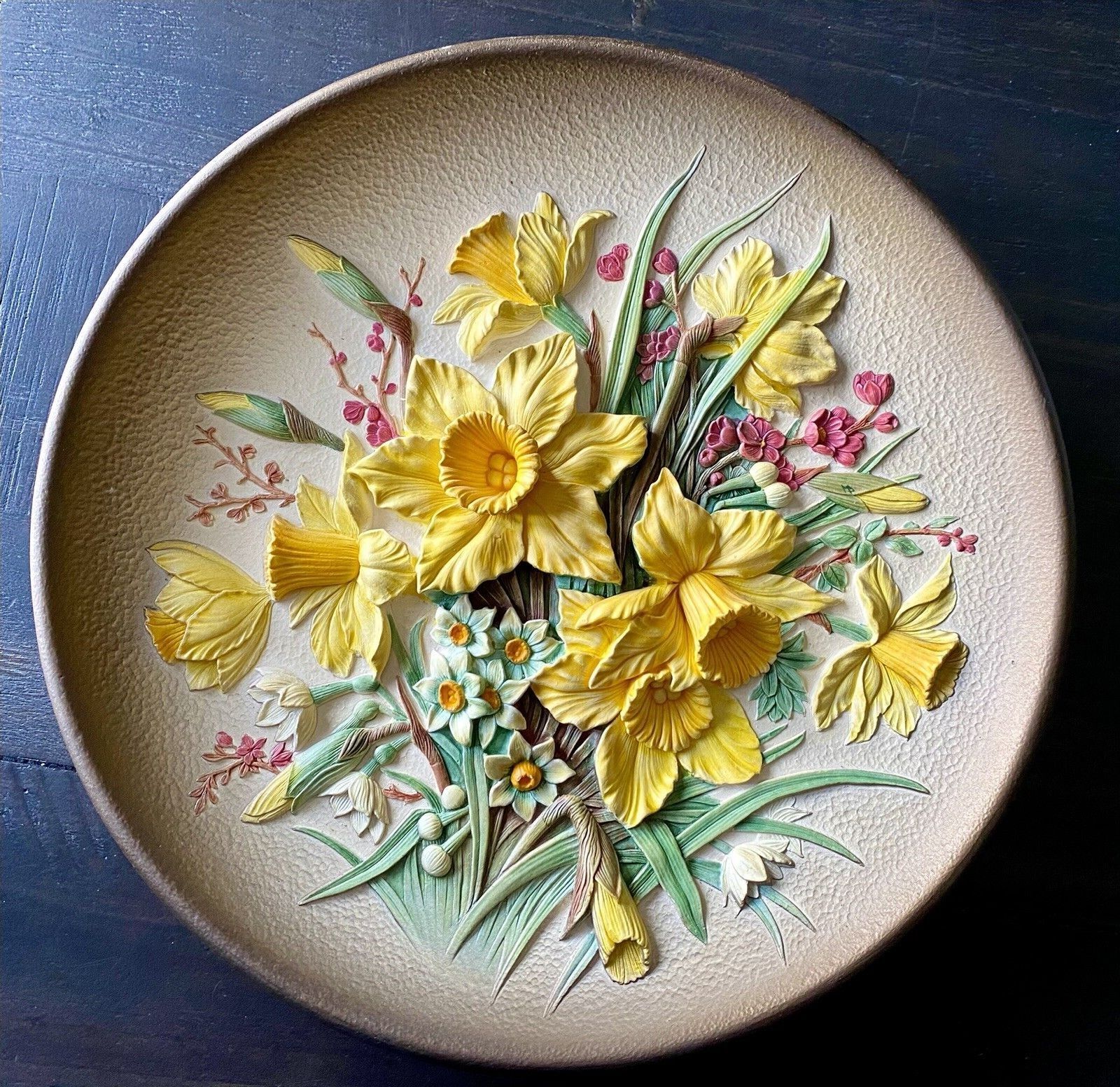 VTG Bossons Hand Painted Signed Chalkware Daffodils Plaque Plate - England 11.5\