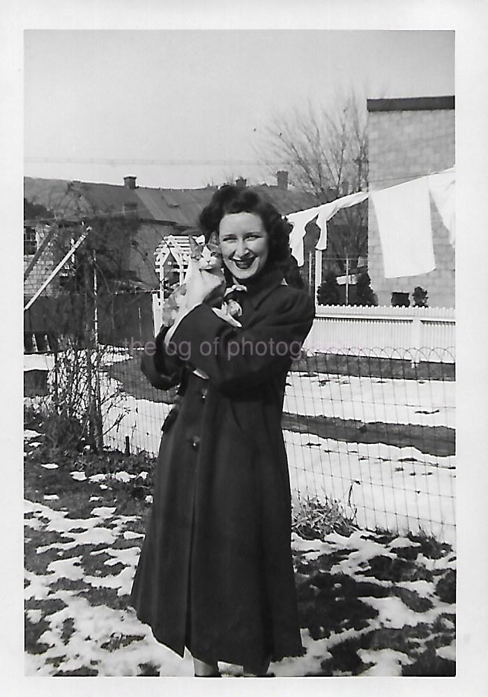 YOUNG WOMAN 1940's Vintage FOUND PHOTO Black+White Snapshot ORIGINAL 211 46 E