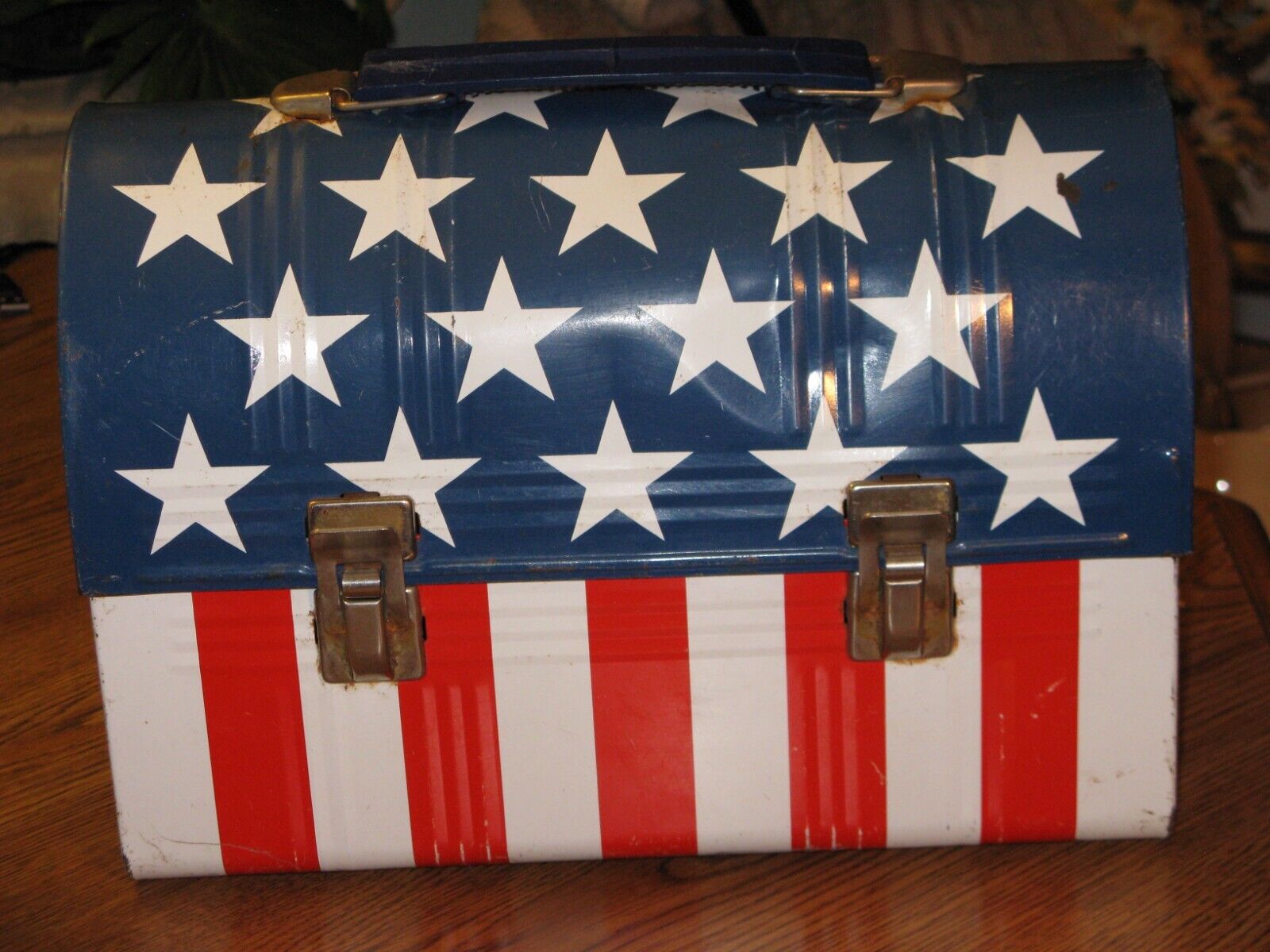 VINTAGE AMERICAN STARS & STRIPES DOME TOP METAL LUNCHBOX with 