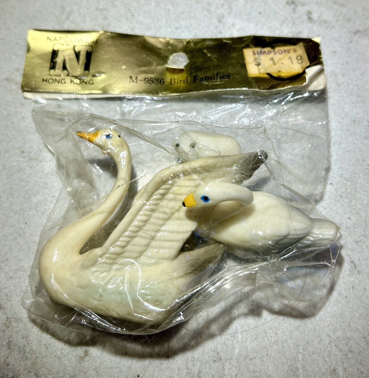 Vtg  Napcoware Hard Plastic Swan Family Mom Baby Hong Kong NOS Cup Cake Topper