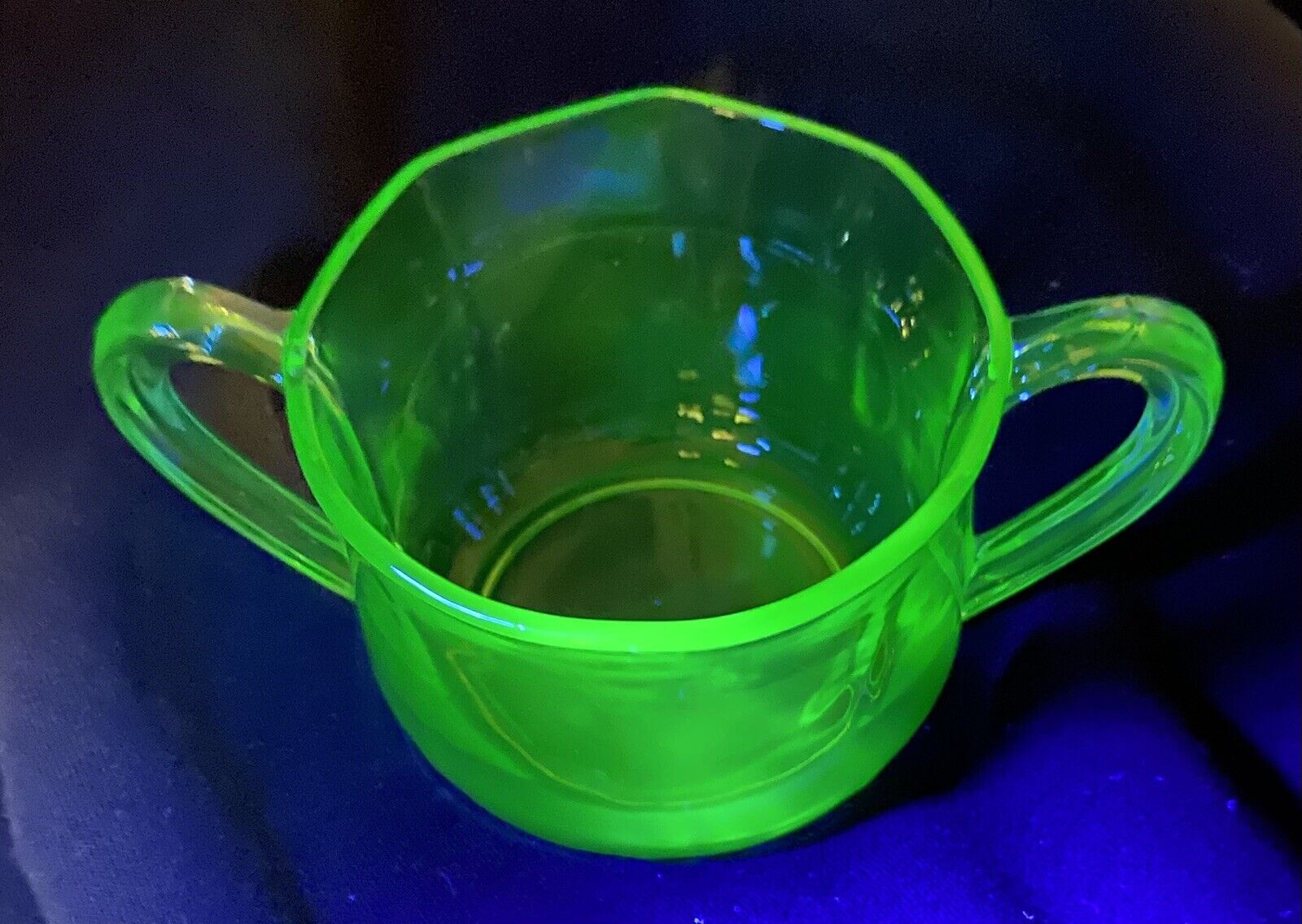 Vintage Depression Glass Green no trim sugar bowl