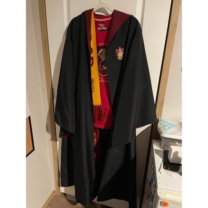Wizarding World of Harry Potter Universal Studios Gryffindor Robe & Tie Adult L