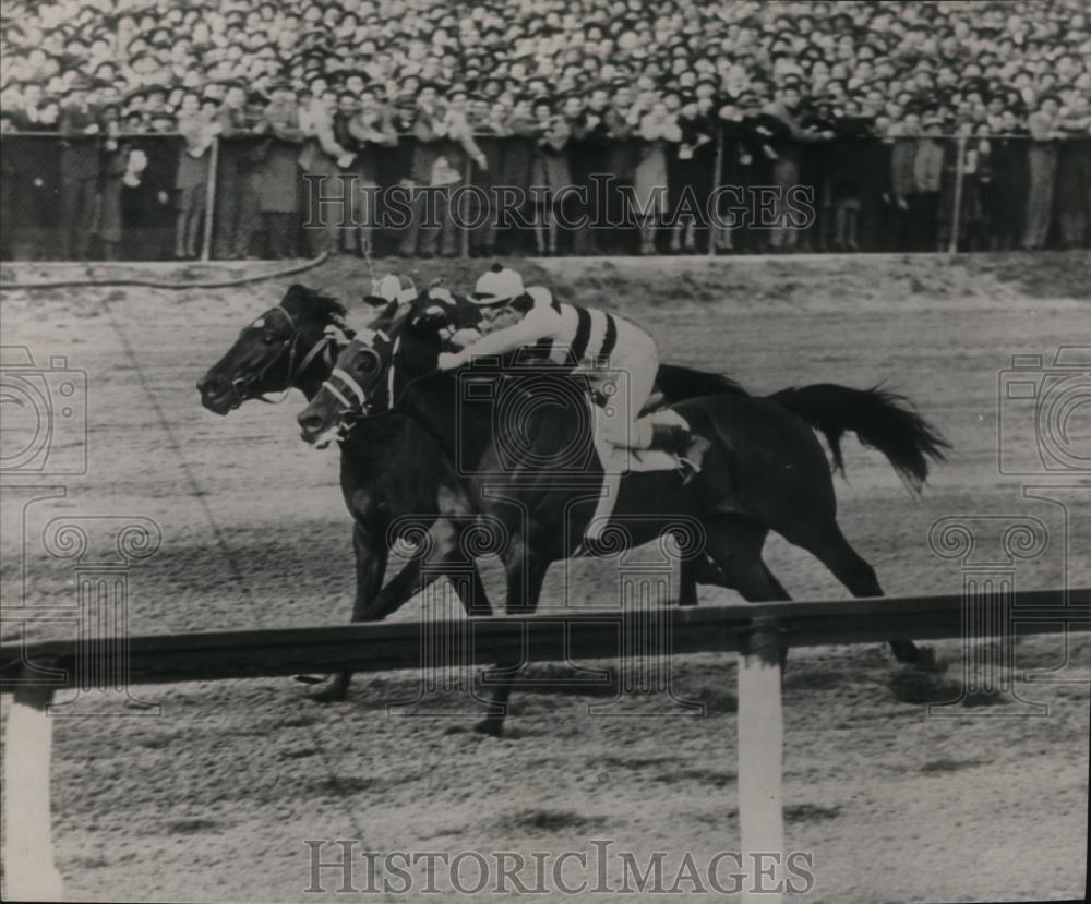 1947 Press Photo New York Horse race scene - cvb44425
