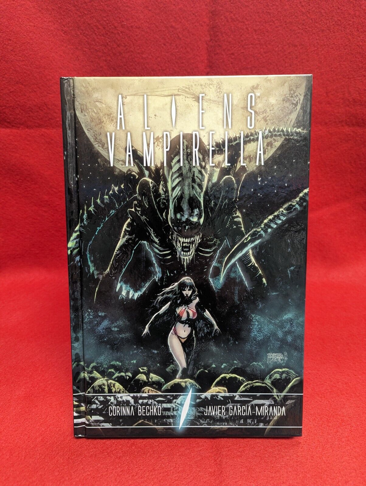 Aliens / Vampirella 2016 Hardcover First Print