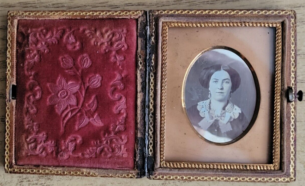 1850'S 9TH DAGUERREOTYPE...BEAUTIFUL VERY ELEGANT YOUNG LADY IN PUSH BUTTON CASE