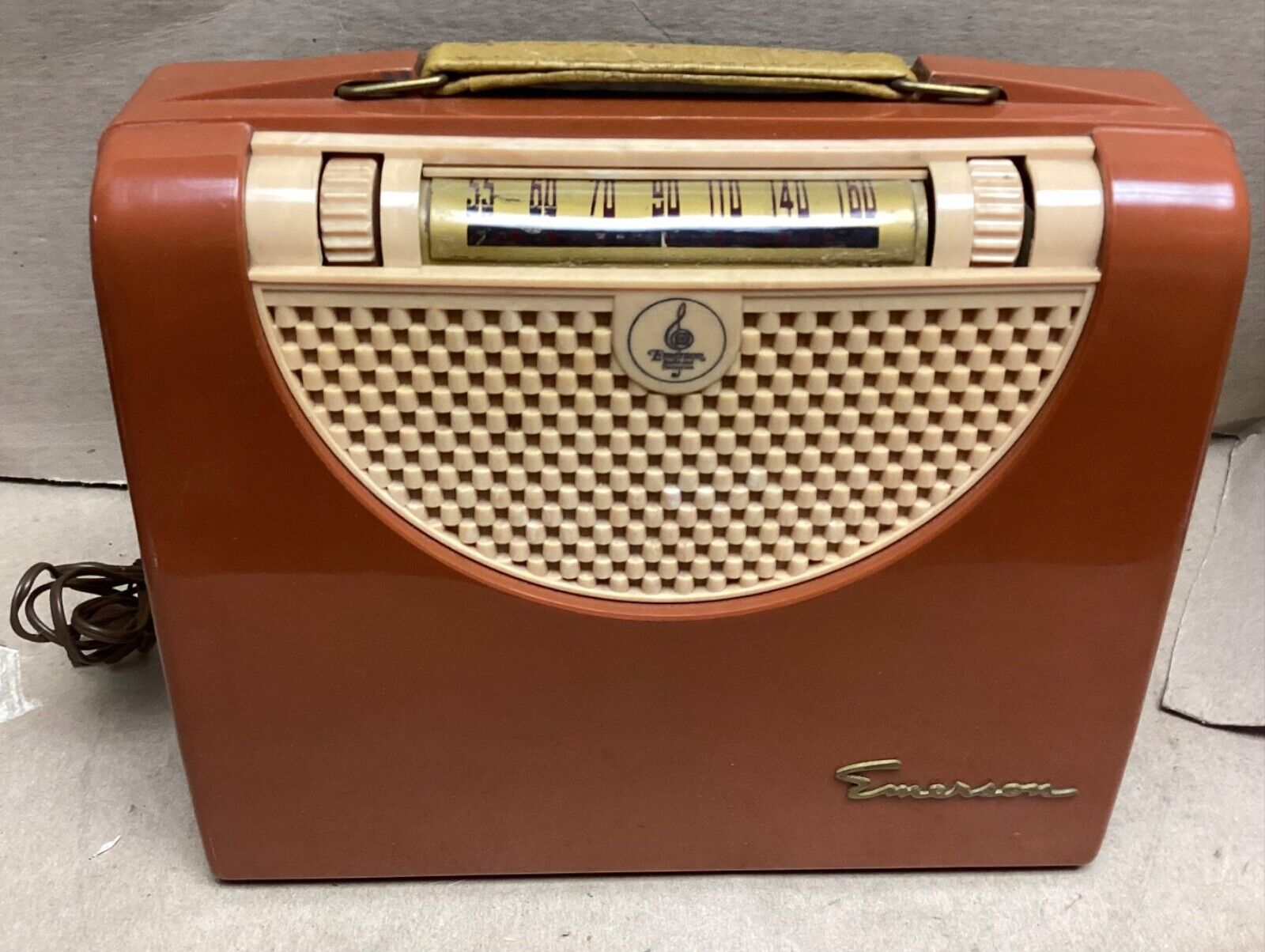 NICE Vintage 1950s Emerson 575A Battery Operated/AC Portable AM Radio