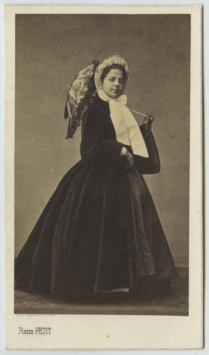 CDV 1860-70 Pierre Petit. Actress. Name to decipher. Umbrella.