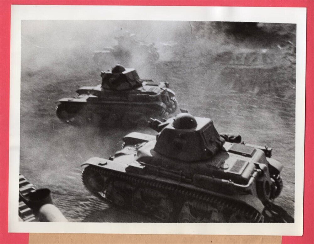 1940 French Renault R35 Tanks in Action 6.5x8.5 Original News Photo
