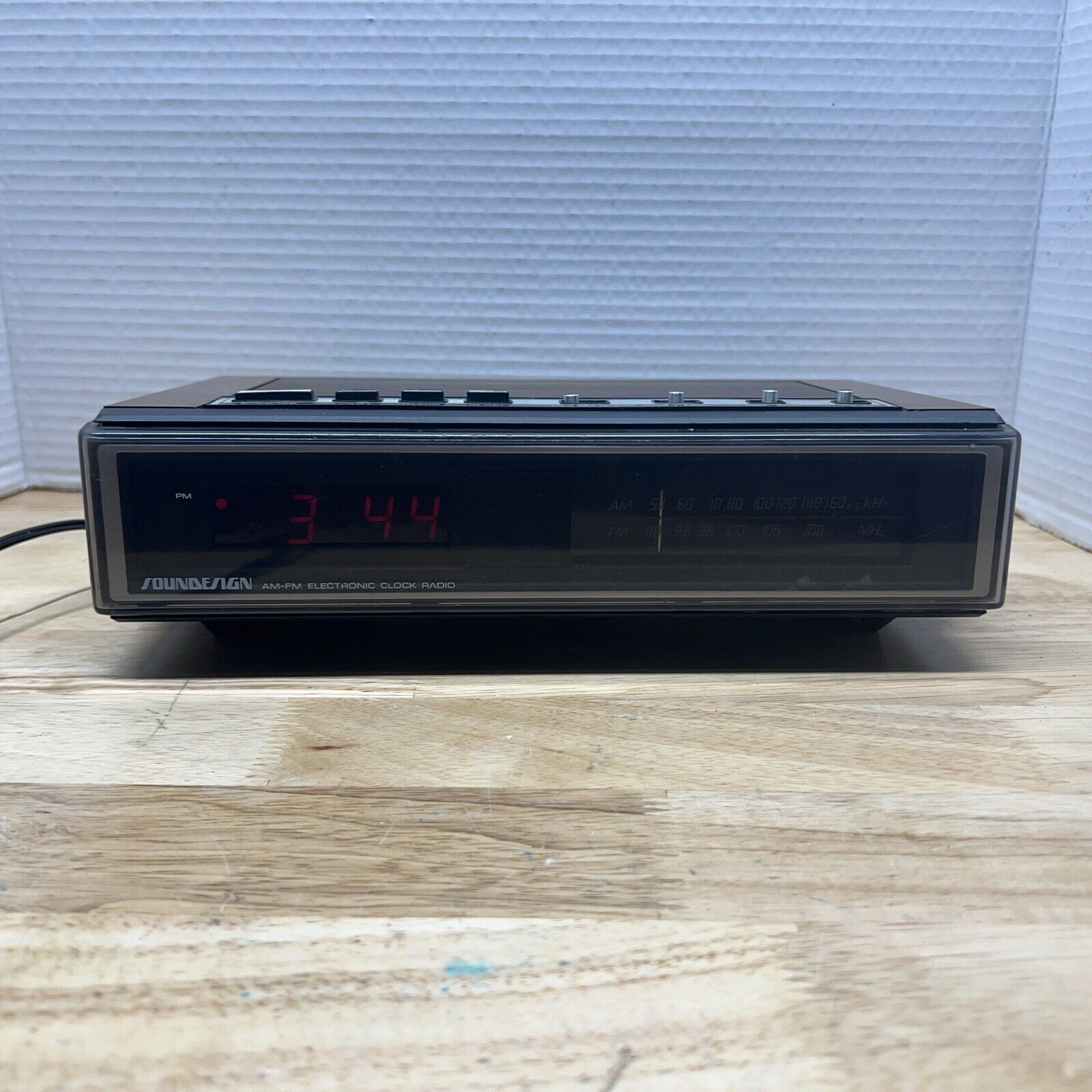 Vintage 1980\'s soundesign alarm clock radio model no. 3691-(N)