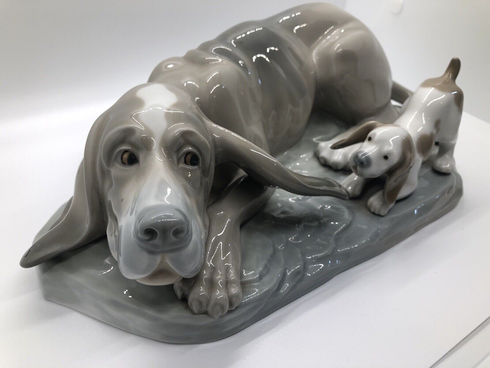 Lladro NAO Bloodhound Dog Basset Hound Puppy Figurine 11 1/2” Spain Porcelain￼