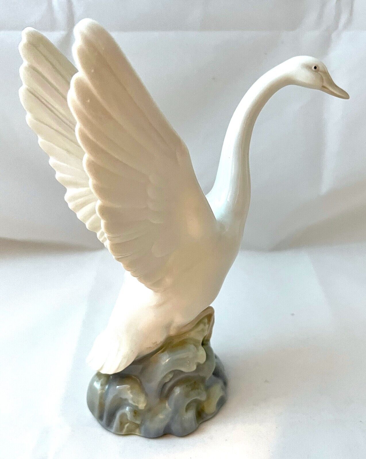 Figurine. Lladró “Swan Taking Flight.” Vintage, Retired, Collectible. Spain