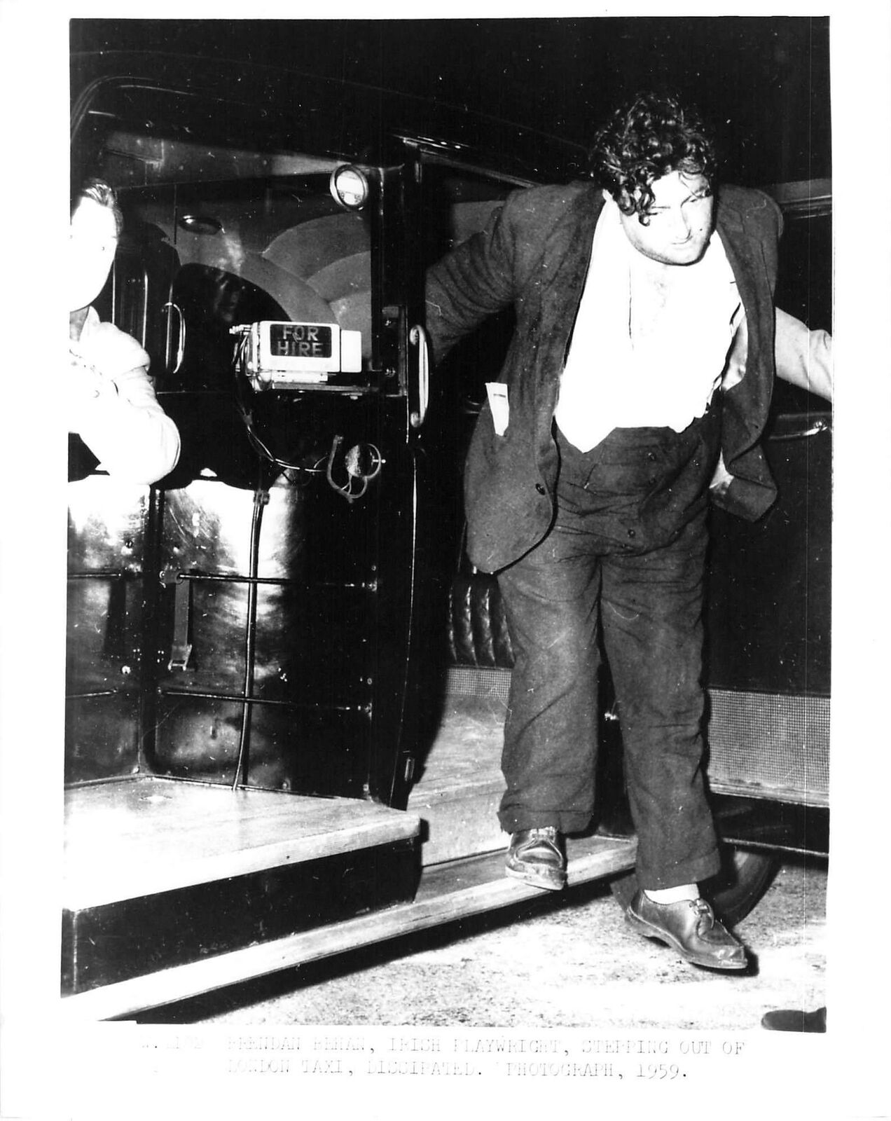 1959 Press Photo BRENDAN BEHAN Irish Playwright Dissipated Leaving London Taxi