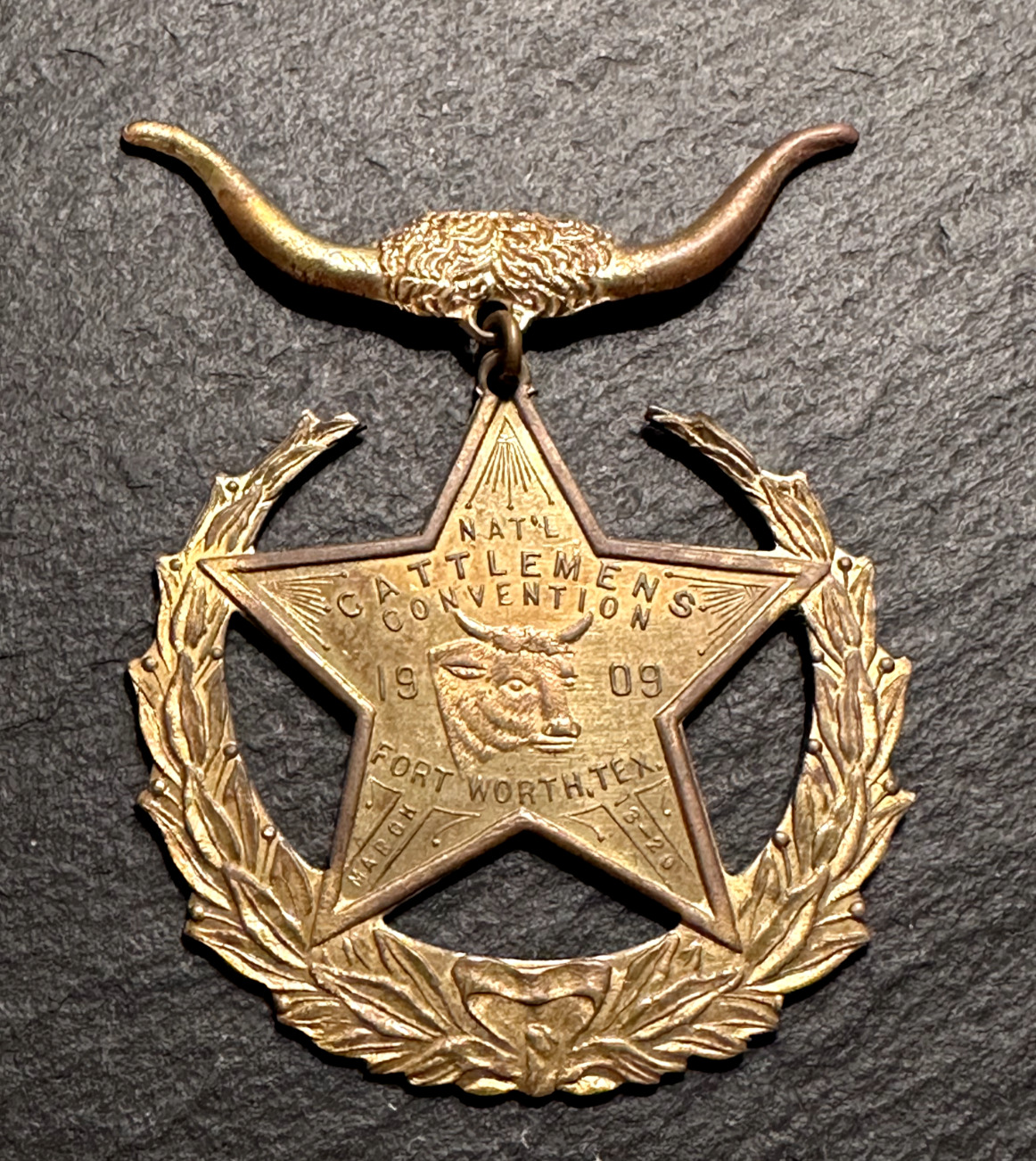 1909 NATIONAL CATTLEMEN\'S CONVENTION FORT WORTH, TX METAL PIN D106