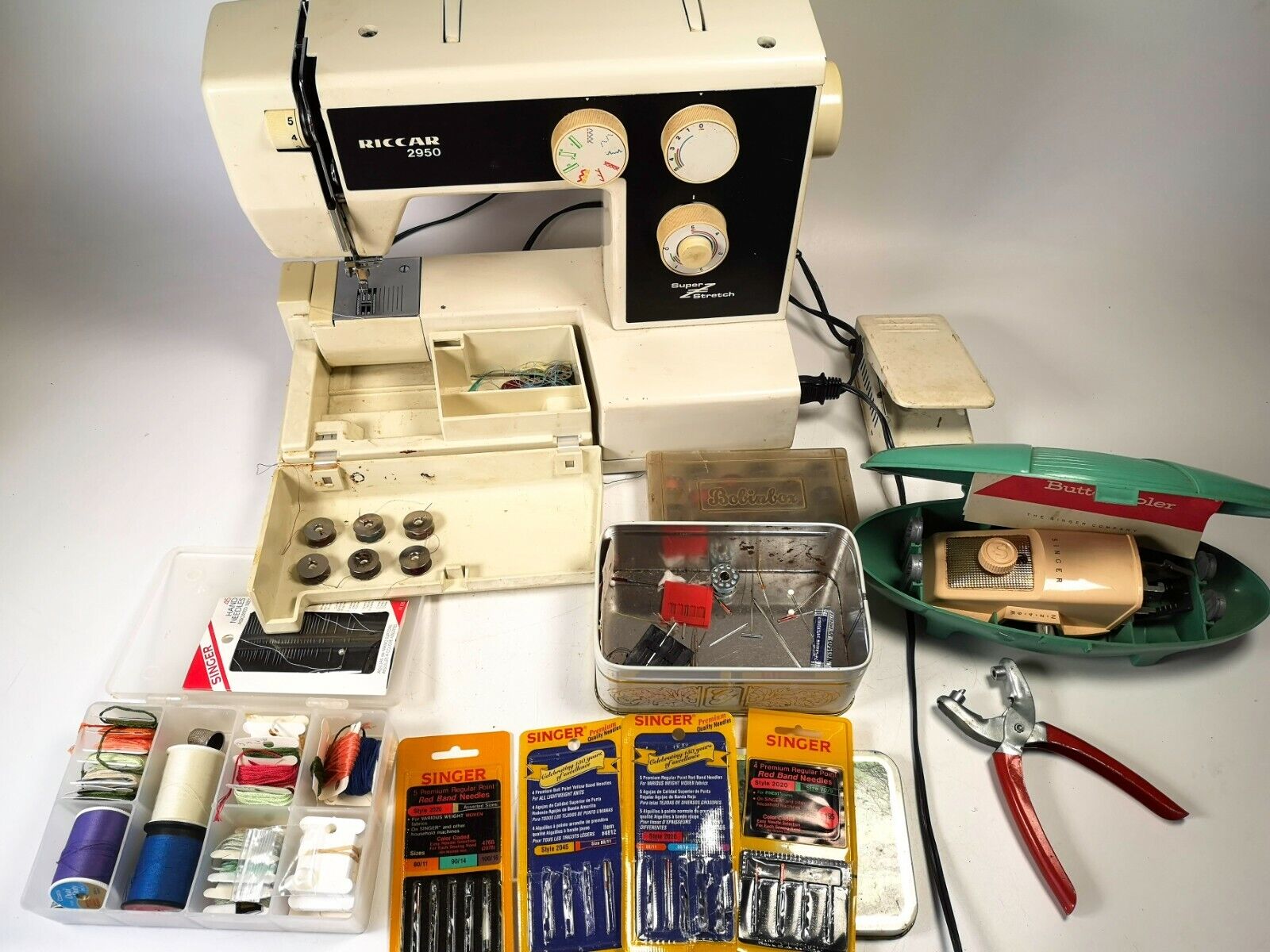 Vintage Riccar 2950 Super Stretch Sewing Machine Singer Buttonholder Extras RARE