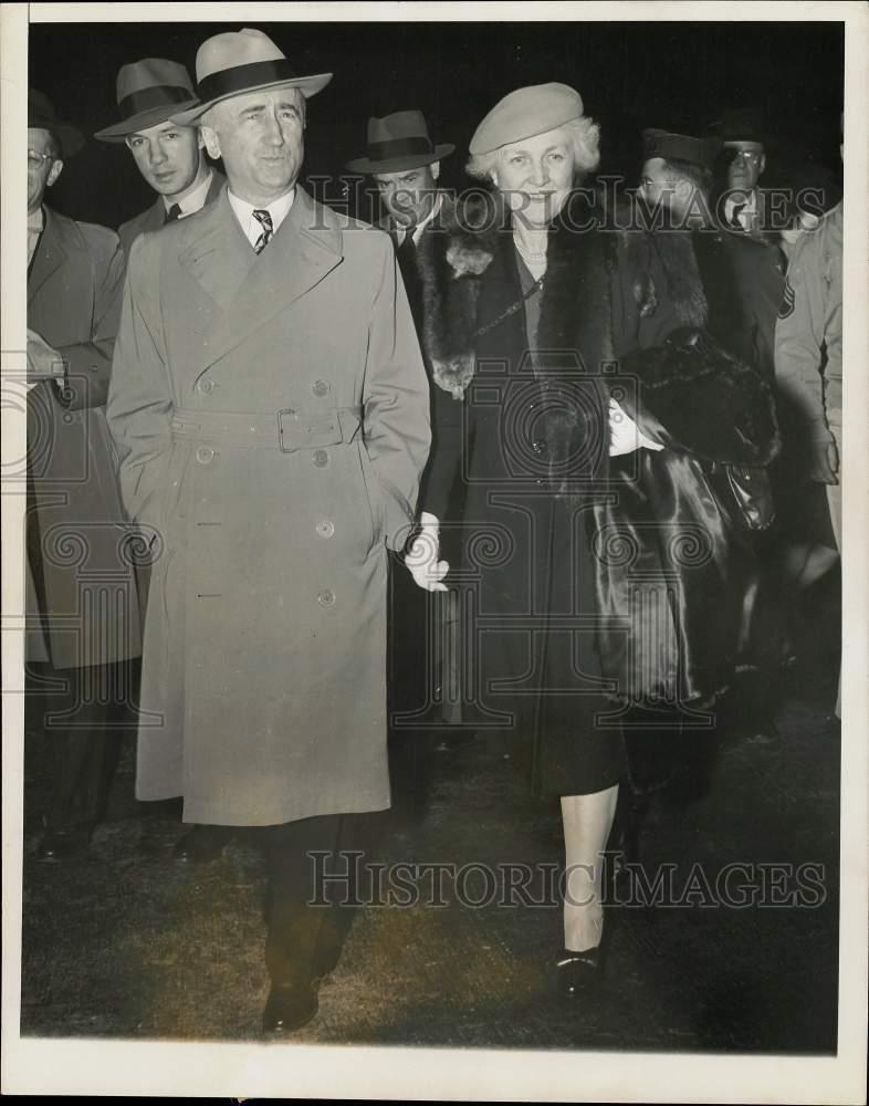 1945 Press Photo Secretary of State James F. Byrnes with Wife in Washington