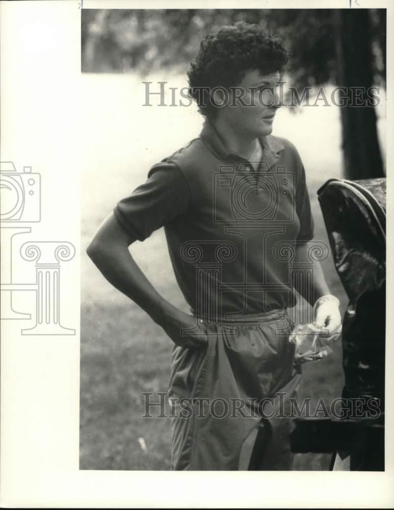 1987 Press Photo Golfer Betsy Barrett takes tees out of her bag on the course