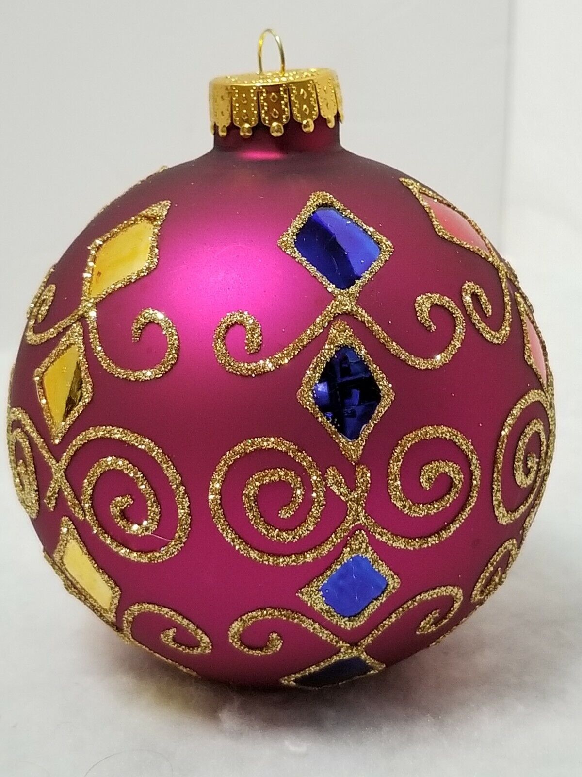 UNIQUE TREASURES COLLECTION LIMITED SERIES HAND CRAFTED ROUND GLASS ORNAMENT 