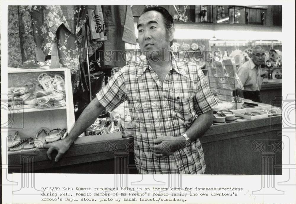 1989 Press Photo Kats Komoto in his department store in Fresno - lra54123