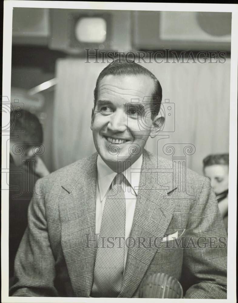 1953 Press Photo CBS Radio reporter Edward R. Murrow - kfa52675