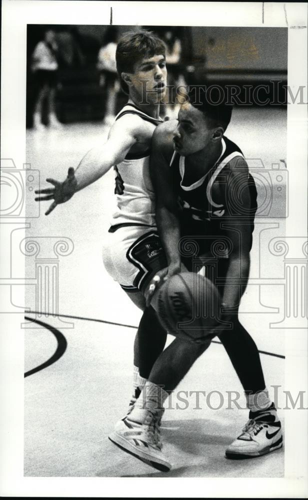 1988 Press Photo Garfield Heights\' Andre King (with ball) and Joe Klir