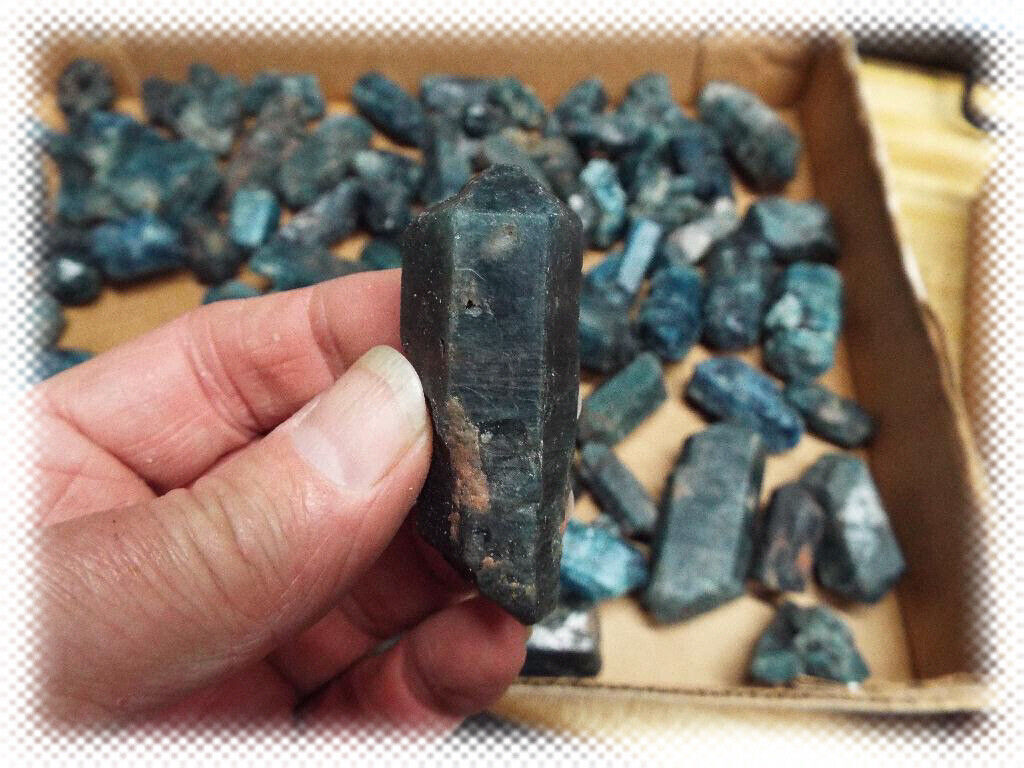 LARGE TERMINATED REAL EARTH BORN 100% AUTHENTIC NATURAL BLUE APATITE CRYSTAL