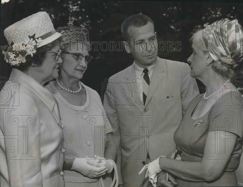 1968 Press Photo Harold Hunt, professor at Samford with ladies Alabama