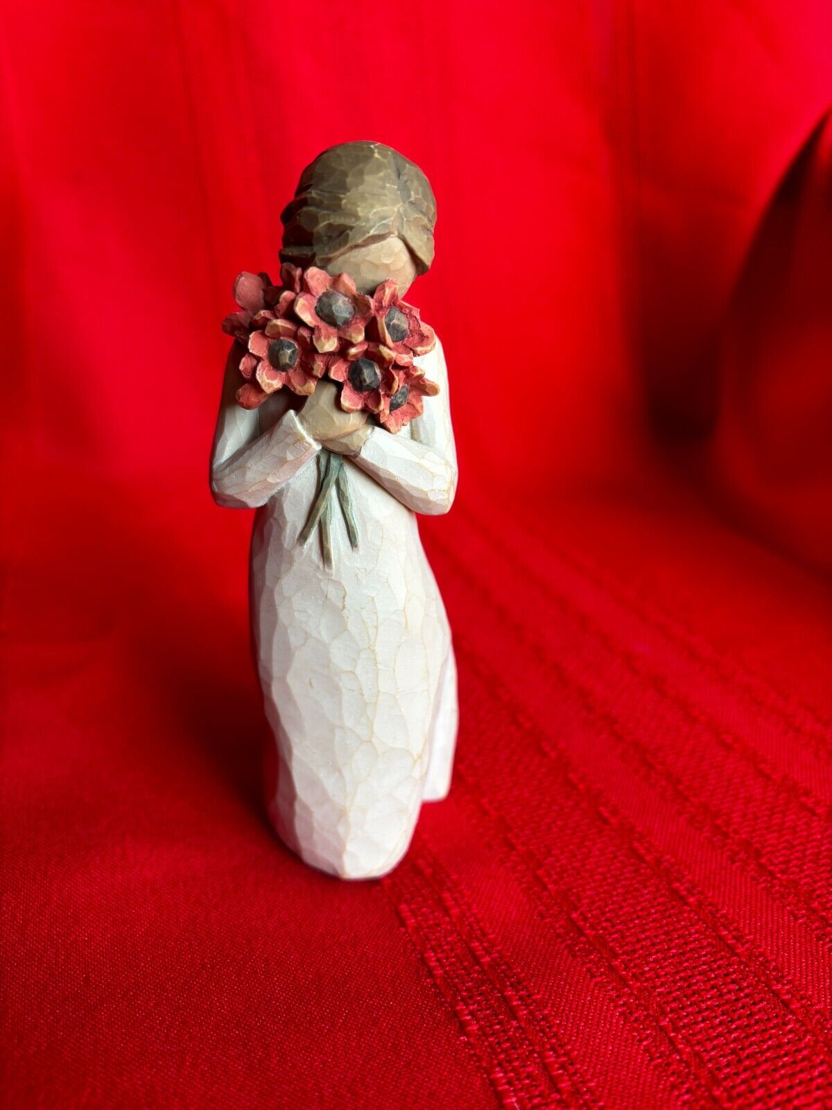 Willow Tree SURROUNDED BY LOVE  Figurine  Red /Orange Flowers #26233 Susan Lordi