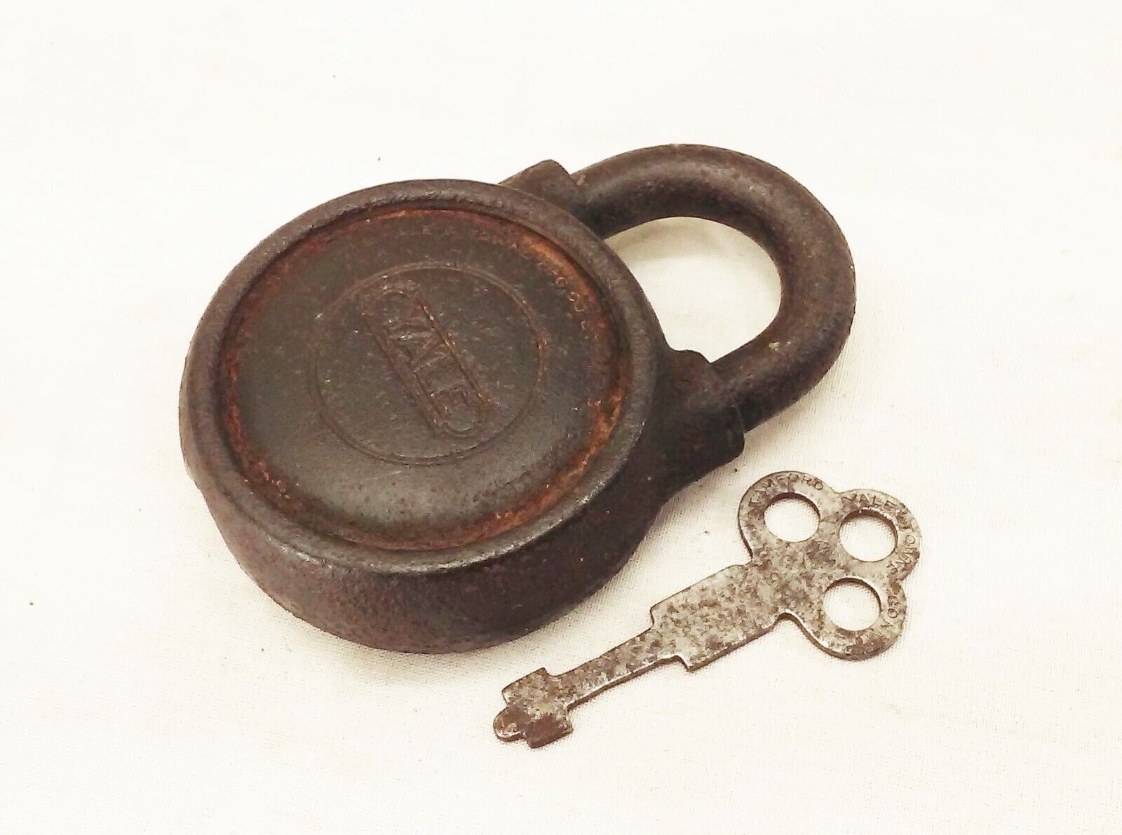 Vtg antique Yale warded round padlock w/ key cast iron working heavy duty