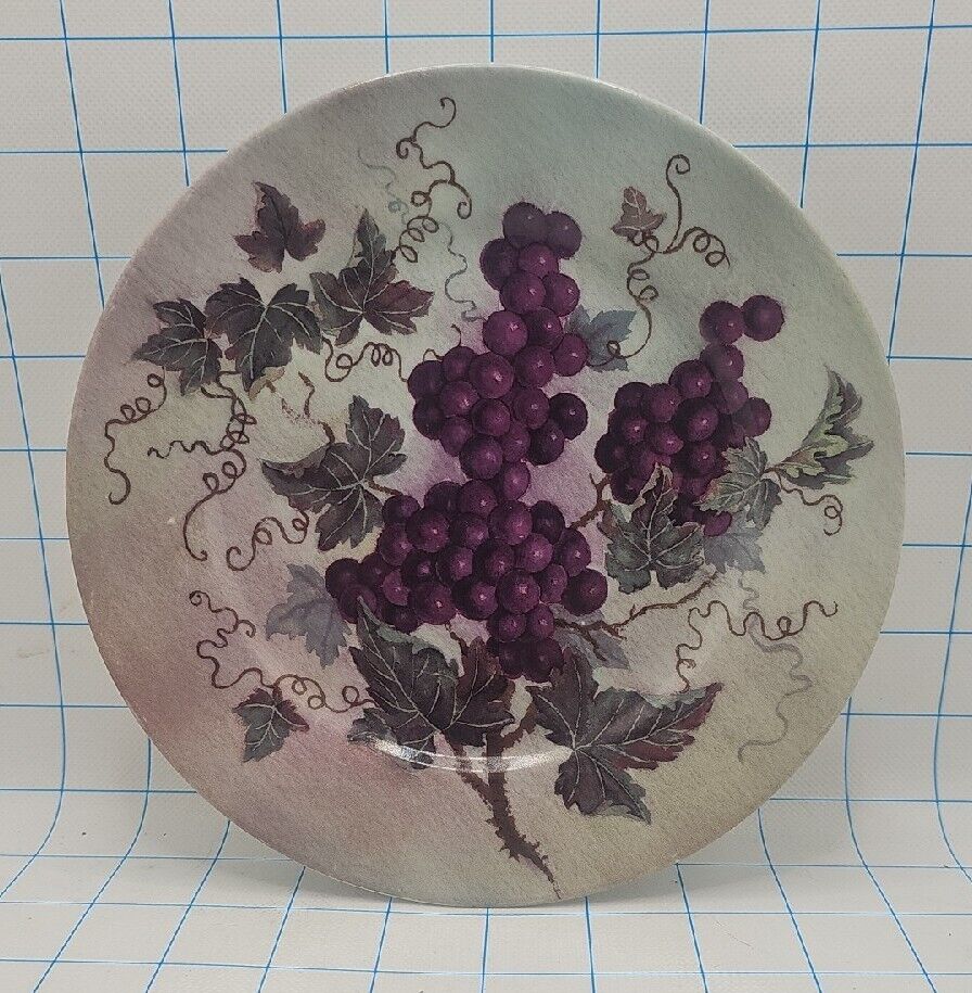 VTG DECORATIVE COLLECTIBLE PLATE Red GRAPE Green Leafs 