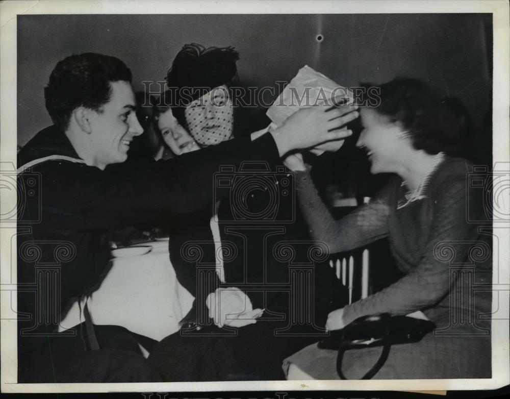 1942 Press Photo US Navy Airman Bill Farnsworth Putting Paper Hat on Woman Head