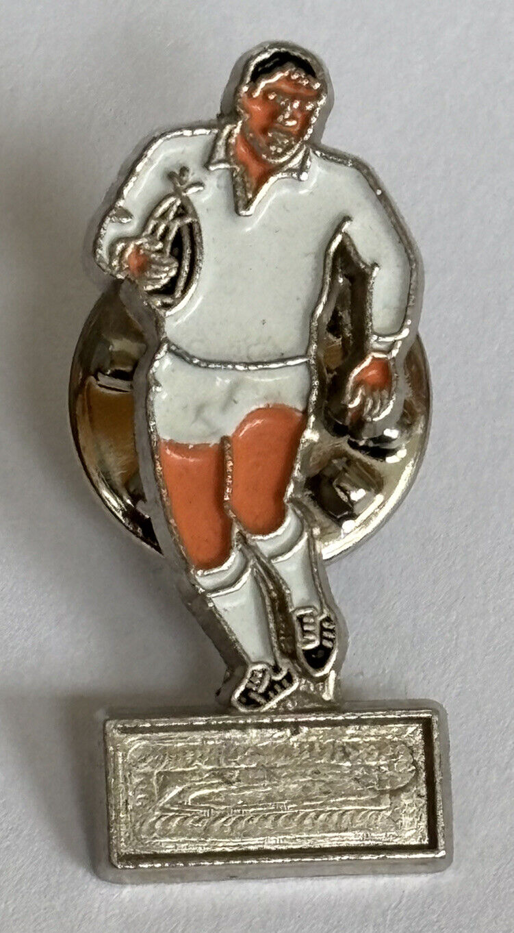 WHITE SHIRT RUGBY PLAYER LAPEL PIN BADGE ENGLAND?