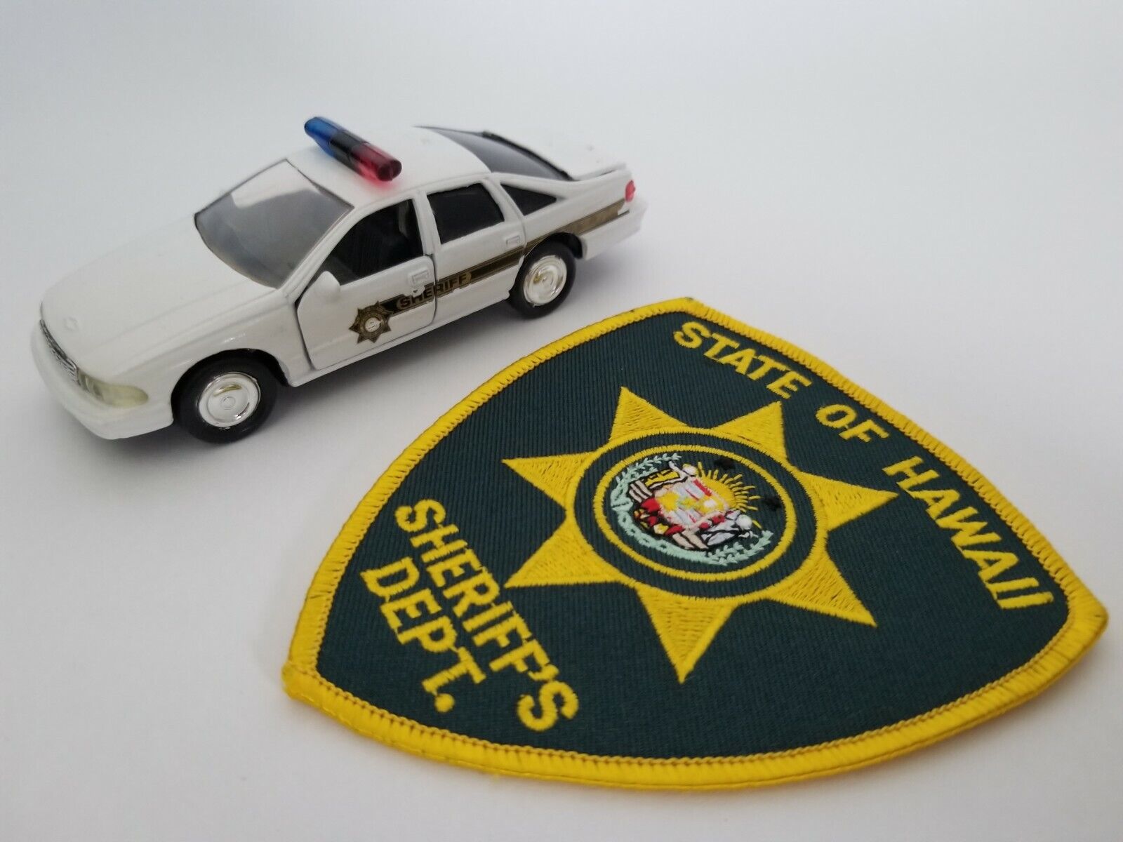 Roadchamps 1:43 Diecast Police Cruiser and Agency Police Patch (Hawaii Sheriff)