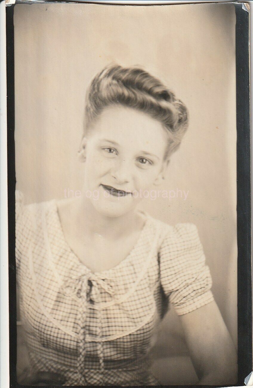 Found Photo A WOMAN FROM BACK IN THE DAY Original b + w Portrait VINTAGE 96 11 X