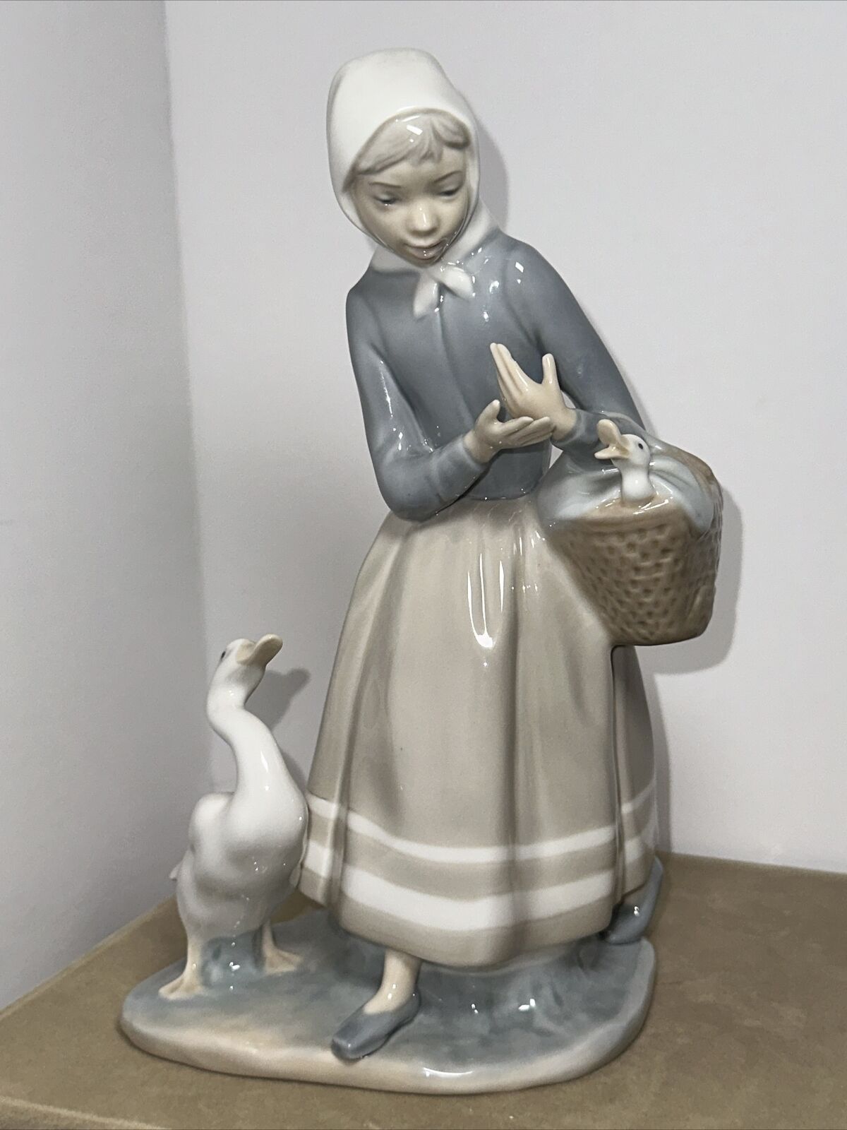 LLADRO FIGURE SHEPERDESS WITH DUCKS PORCELAIN 4568  RETIRED UNBOXED ~