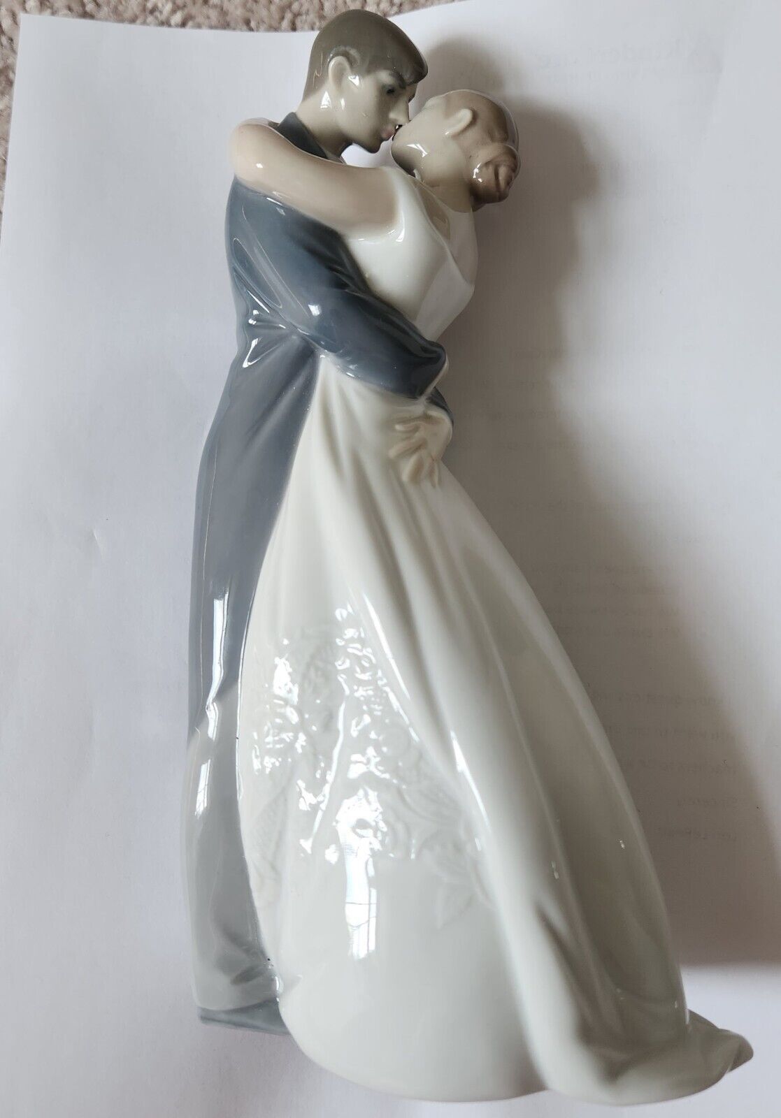 NAO BY LLADRO #1632 A KISS FOREVER LOVE BRIDE & GROOM BRIDAL CAKE TOPPER