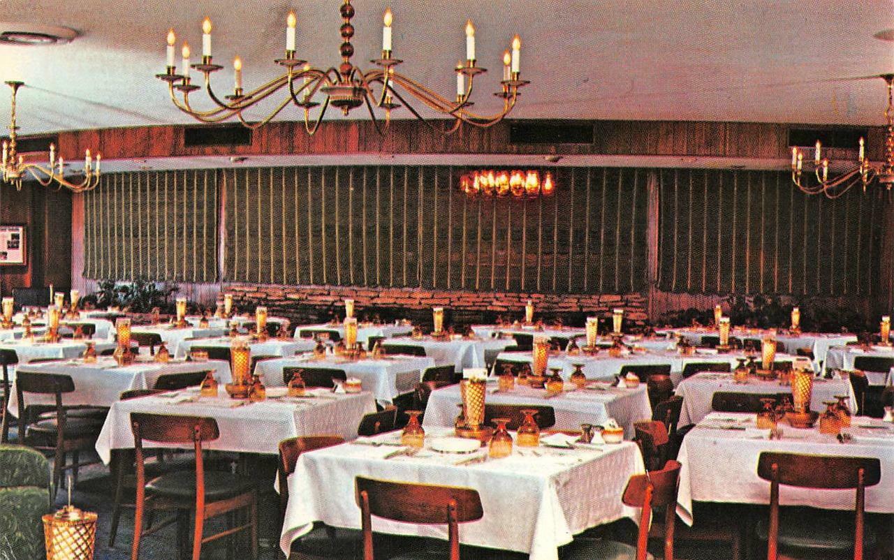 DUNDEE, Illinois IL  SYLVIA\'S EVERGREENS~Dining Room  ROADSIDE  Kane Co Postcard