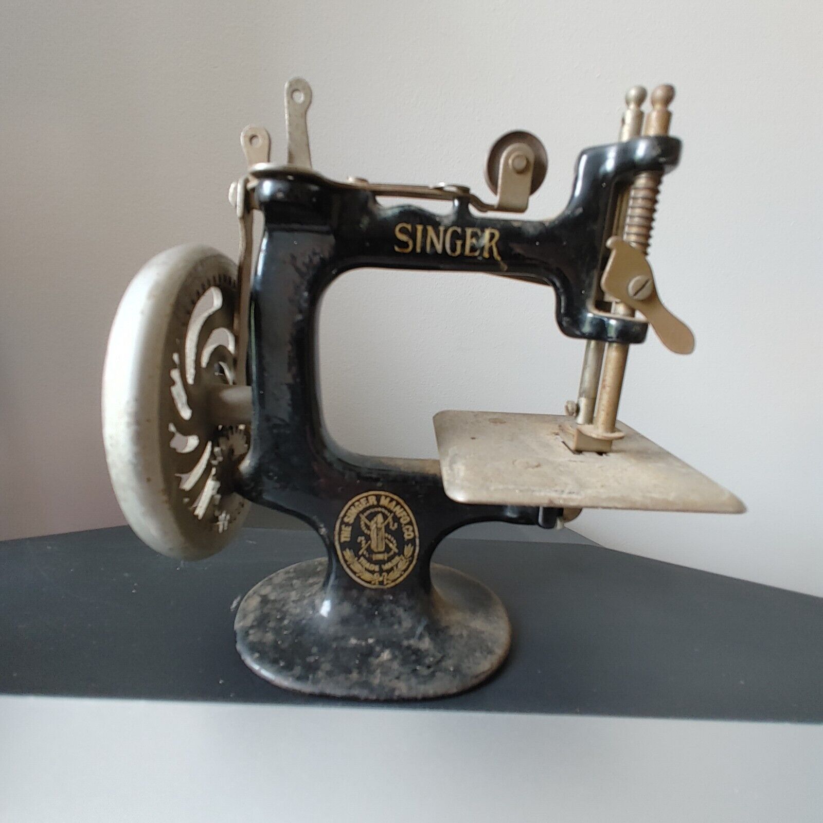 Vintage Singer Model 20 Child’s Small Mini Sewing Machine Cast Iron ~1926-1950