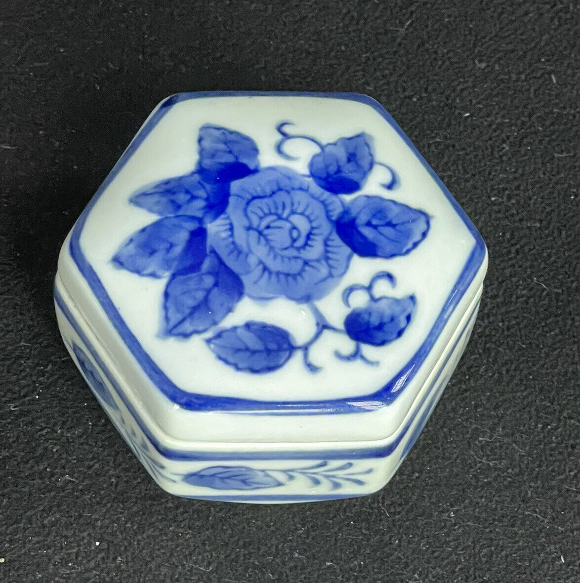 Vintage Chinoiserie Cobalt Blue White Floral Porcelain Trinket Box Hexagonal