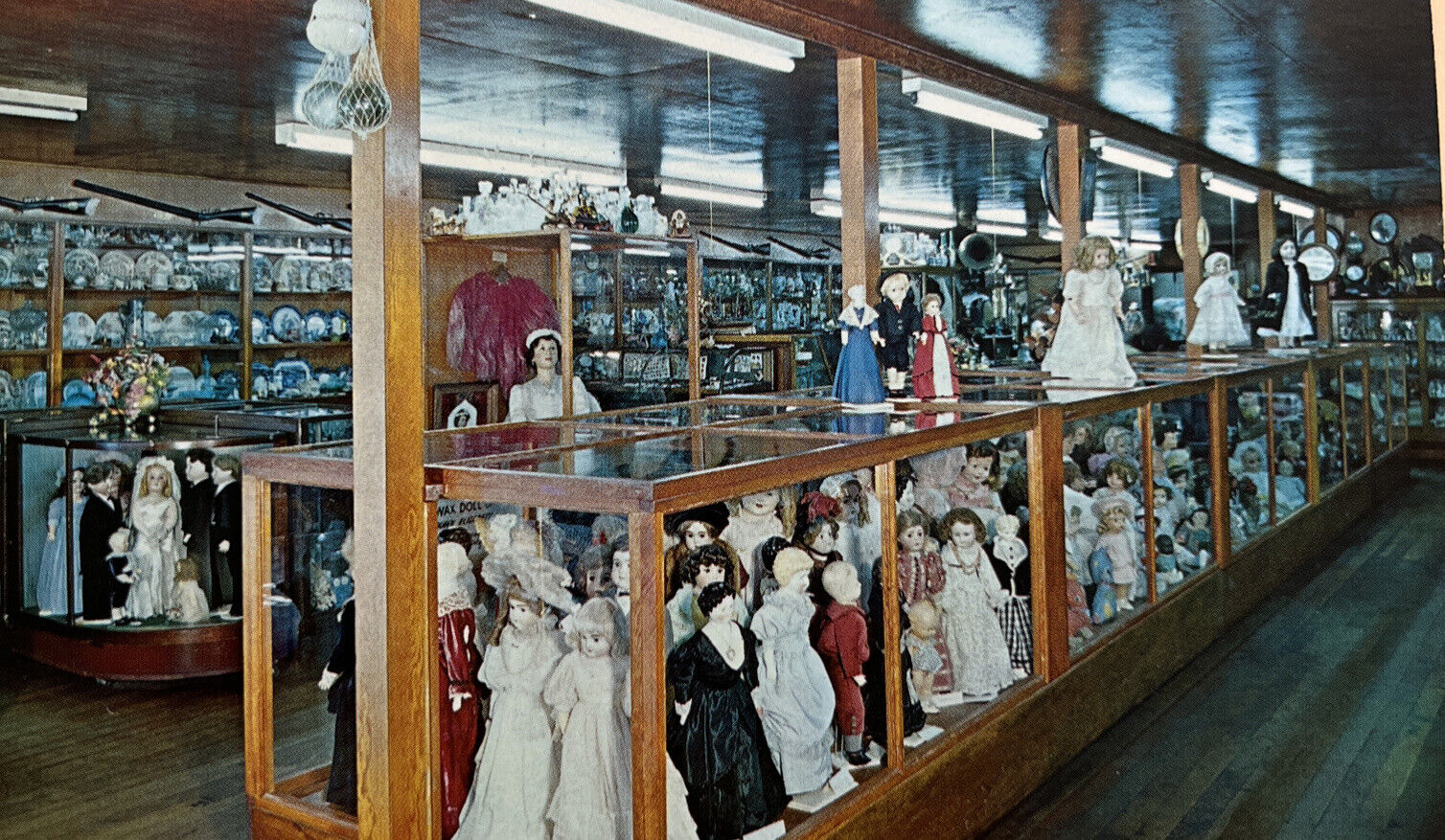 Postcard Lacey\'s Doll House Museum, Wacoma Beach, Lincoln City, OR 1970s