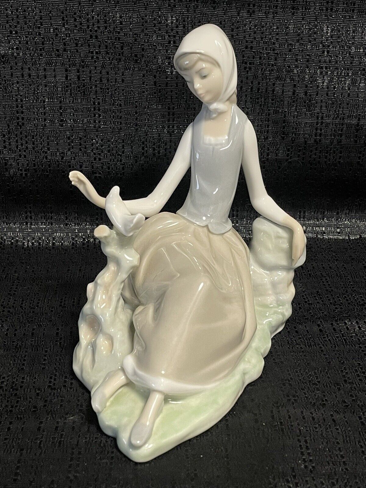 LLADRO Shepherdess Girl Sitting w/Dove Bird Figurine #4660 Matte Vintage 