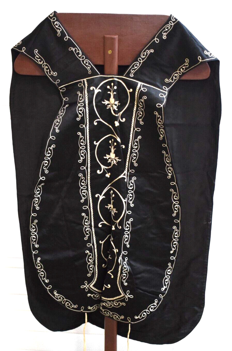 Older Black w/ White Roman Fiddleback Vestment, Embroidered (CU1428) Chalice Co.