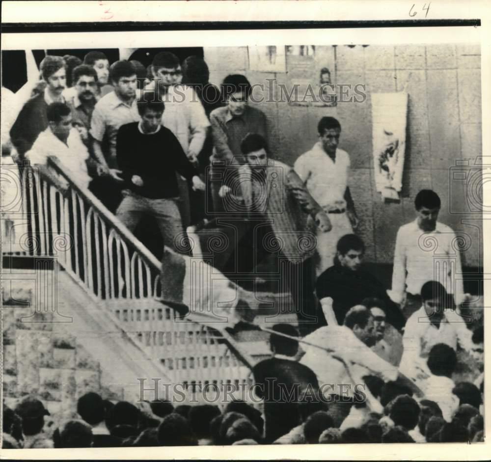 1969 Press Photo Beirut-Lebanese demonstrators on steps of American University