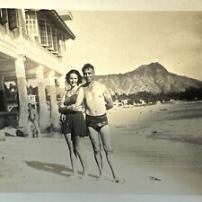 VINTAGE PHOTO Cute Affectionate Couple Honolulu, Hawaii Beach 1940s Maskeawitz picture