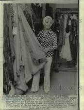 1974 Press Photo Actress Debbie Reynolds displays some of her movie costumes picture