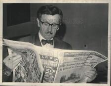 1973 Press Photo Defense Attorney Henry Rothblatt reads newspaper in New York picture