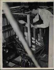 1941 Press Photo D.W.Davis load a magazine with pins after conveyor belt. picture
